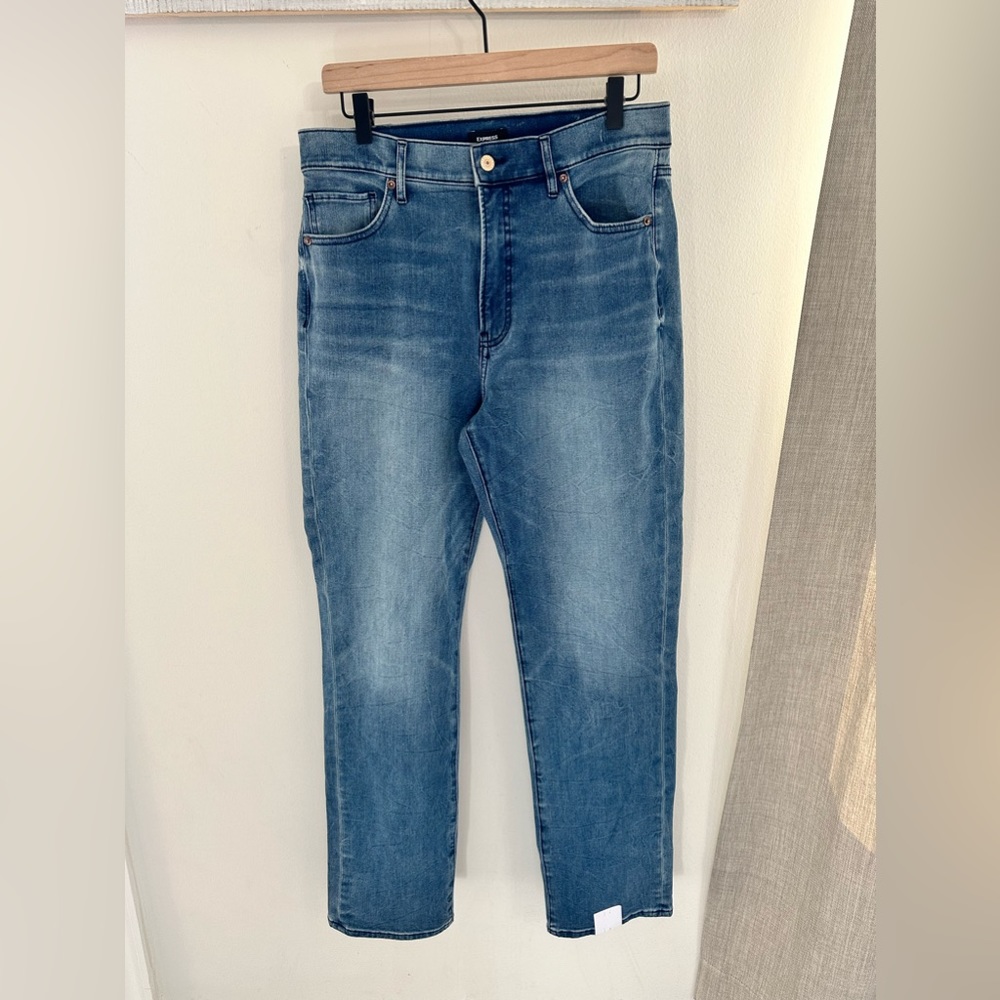 Express modern straight super high rise jeans size 12L in a medium wash